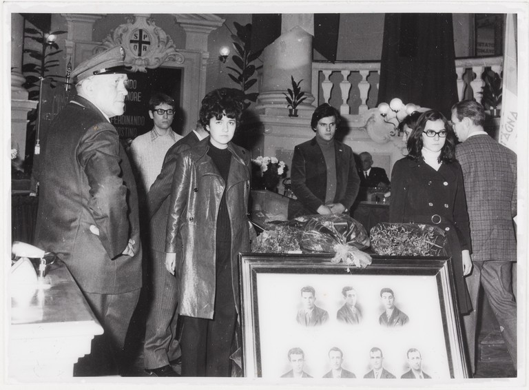 Gattatico-Reggio Emilia, 27-30 marzo 1970, Funerali di Alcide Cervi, camera ardente di Alcide nella Sala del Tricolore di Reggio Emilia, picchetto d'onore